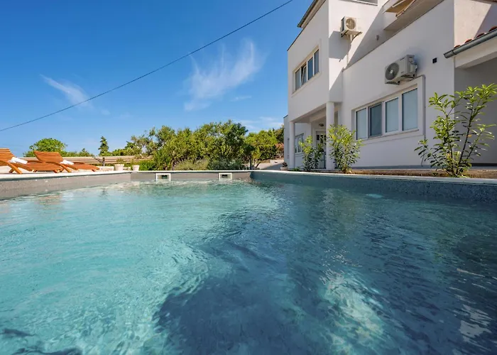 Apartamento Amazing In With Wifi Murter