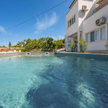 Apartamento Amazing In With Wifi Murter