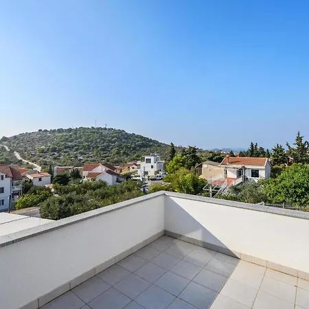 Apartamento Amazing In With Wifi Murter